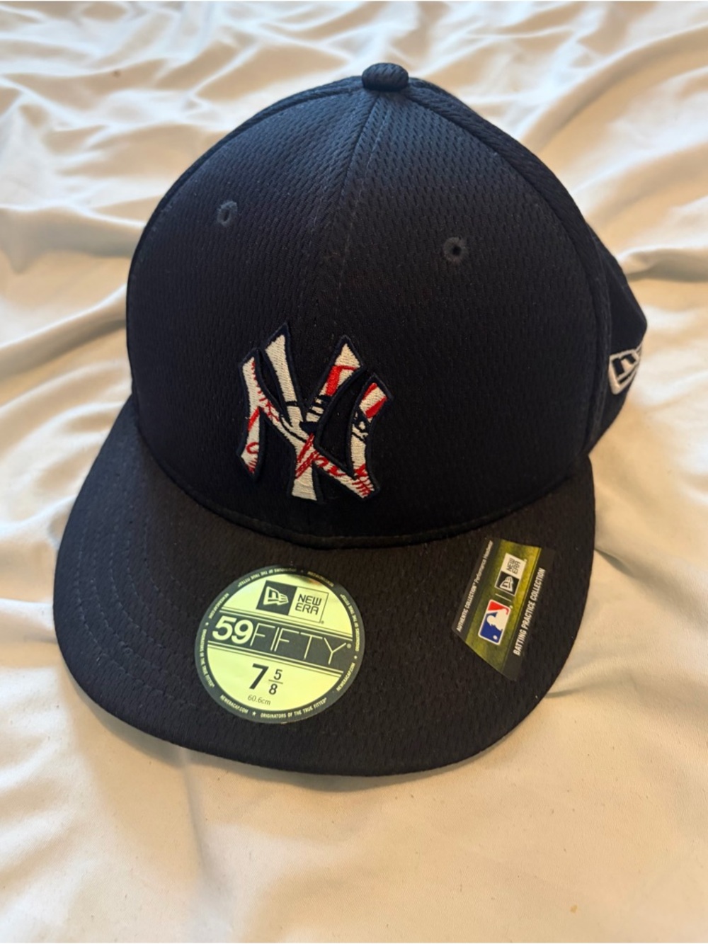 New Era Black New York Yankees 59FIFTY Fitted Cap with Red-White Logo